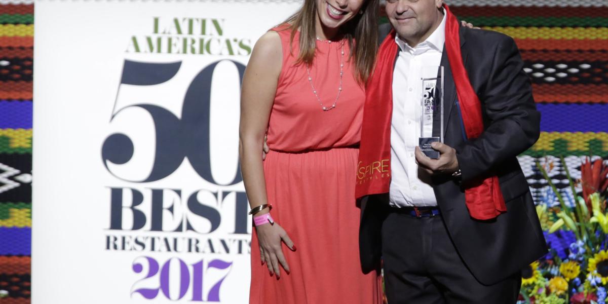 Harry Sasson recibe el premio como mejor restaurante de Colombia.