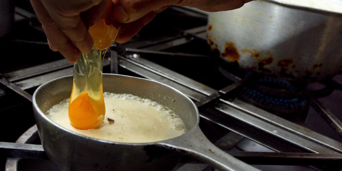 A la hora de preparar un huevo frito influyen muchísimos factores.