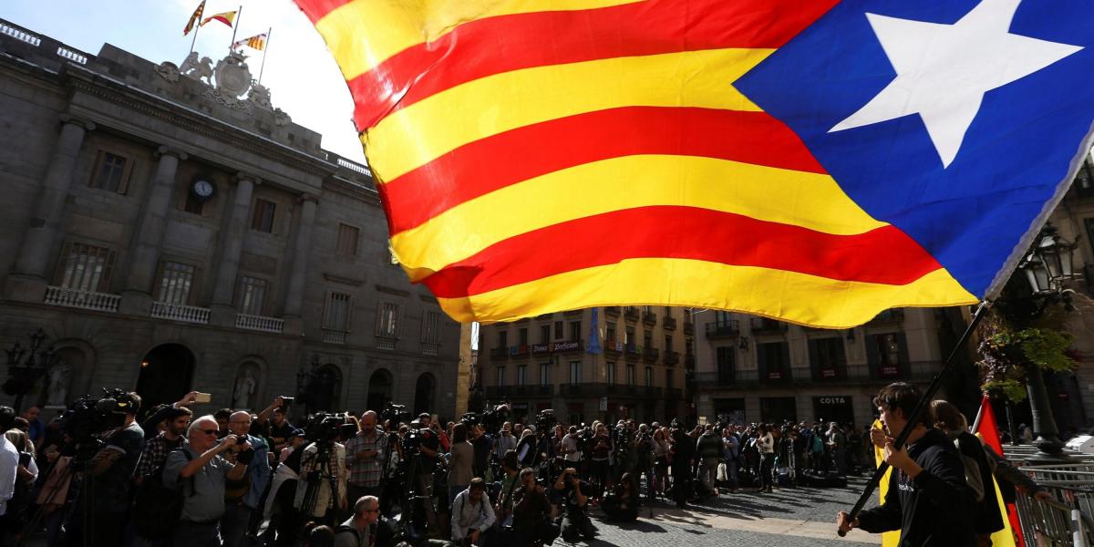La mayoría independentista el Parlamento catalán aprobó la declaración de secesión el viernes pasado, ante lo cual el gobierno español tomó medidas para intervenir la autonomía de la región.
