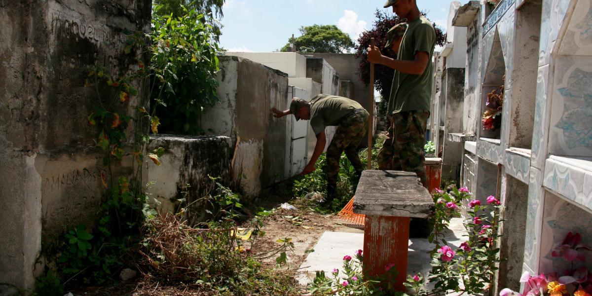 Los soldados del Batallón Militar también participan en la jornada de limpieza de las tumbas abandonas que se encuentra en el Cementerio Nuevo de Soledad.