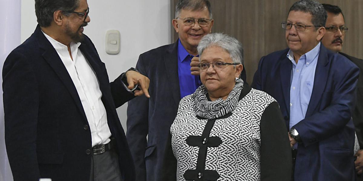 Imelda Daza nació en Valledupar, pero se crió en La Guajira. Aquí, con Iván Márquez, Rodrigo Granda y Pablo Catatumbo, durante el anuncio de los candidatos de Farc.