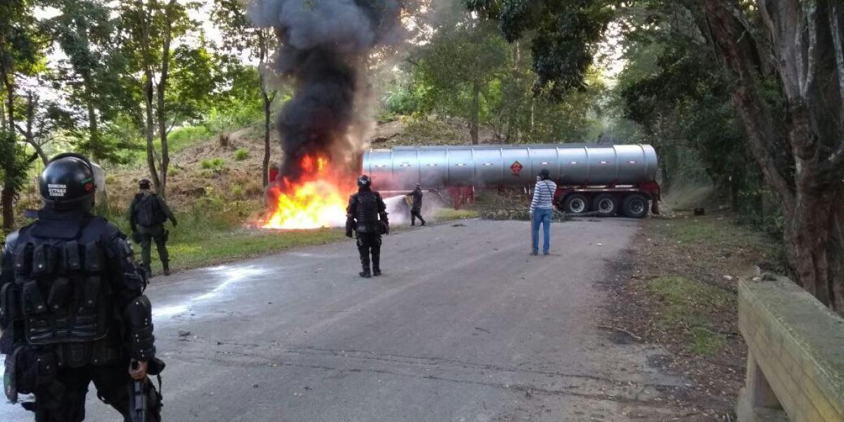 Un carro cisterna fue obligado a atravesarse sobre una vía del Catatumbo y allí fue incinerado por encapuchados, que se mezclaban entre los promotores de esta movilización.