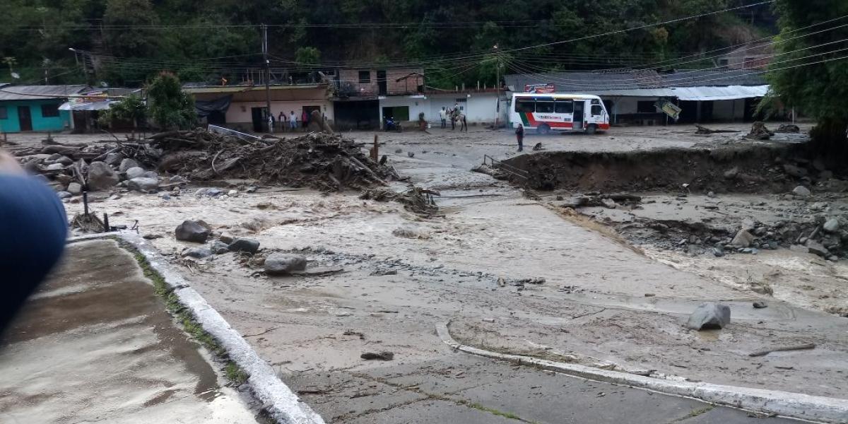 Tres puentes vehiculares y cuatro peatonales resultaron afectados como consecuencia de las intensas lluvias en el oriente del Cauca