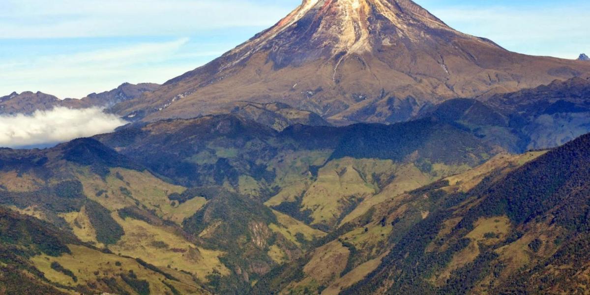 El área glaciar del volcán nevado del Tolima se encuentra ubicado entre los municipios tolimenses de Ibagué y Anzoátegui. Pertenece al Parque Nacional Natural Los Nevados y se localiza entre volcán nevado Santa Isabel y del volcán nevado del Ruiz. Tiene una altura de 5.280 metros sobre el nivel del mar.