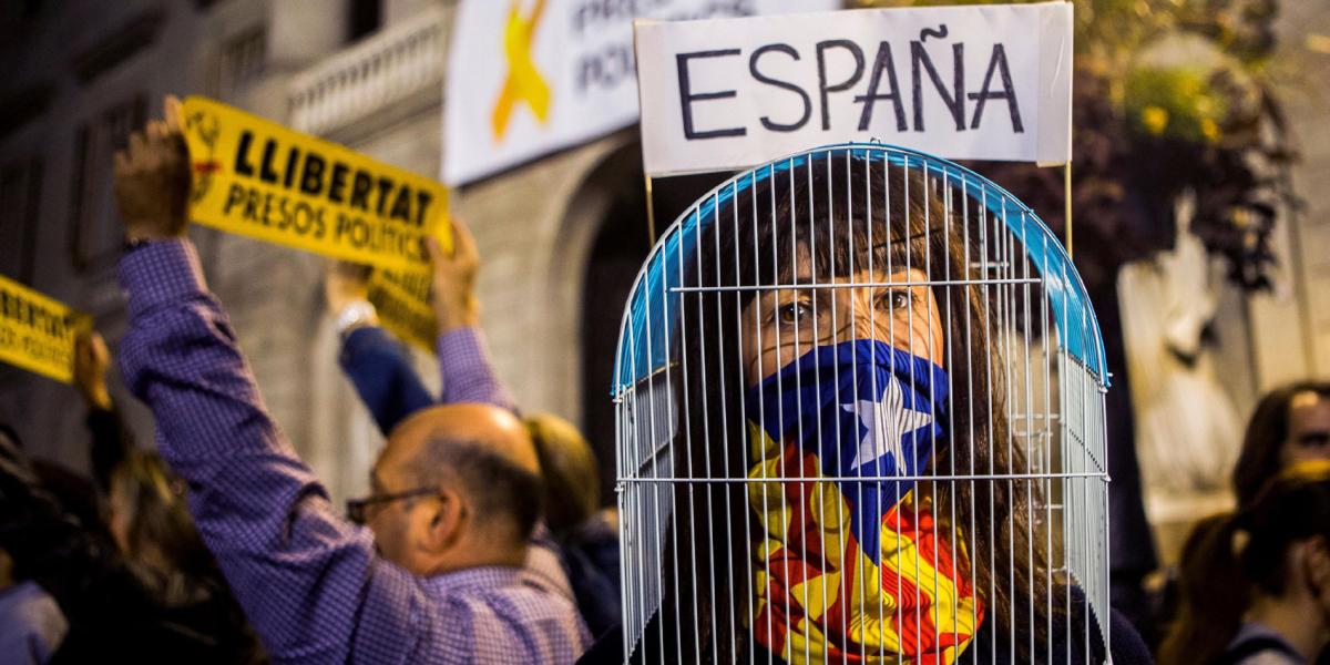 Una multitudinaria concentración de partidarios independentistas se vivió el viernes frente al ayuntamiento de Barcelona para exigir la libertad de los ‘exconsellers’.