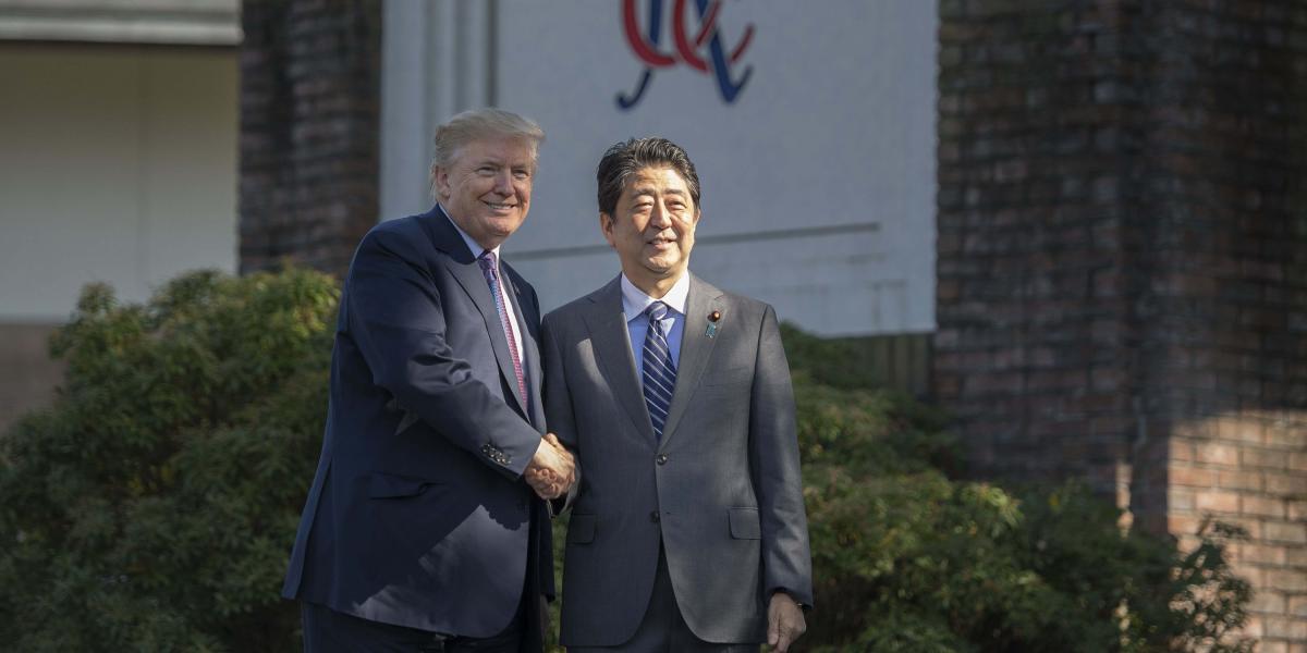 El presidente de los Estados Unidos, Donald Trump (izquierda), estrecha la mano del primer ministro japonés, Shinzo Abe (derecha), mientras llega a un almuerzo en el campo de golf Kasumigaseki Country Club en Kawagoe, Saitama, en las afueras de Tokio.