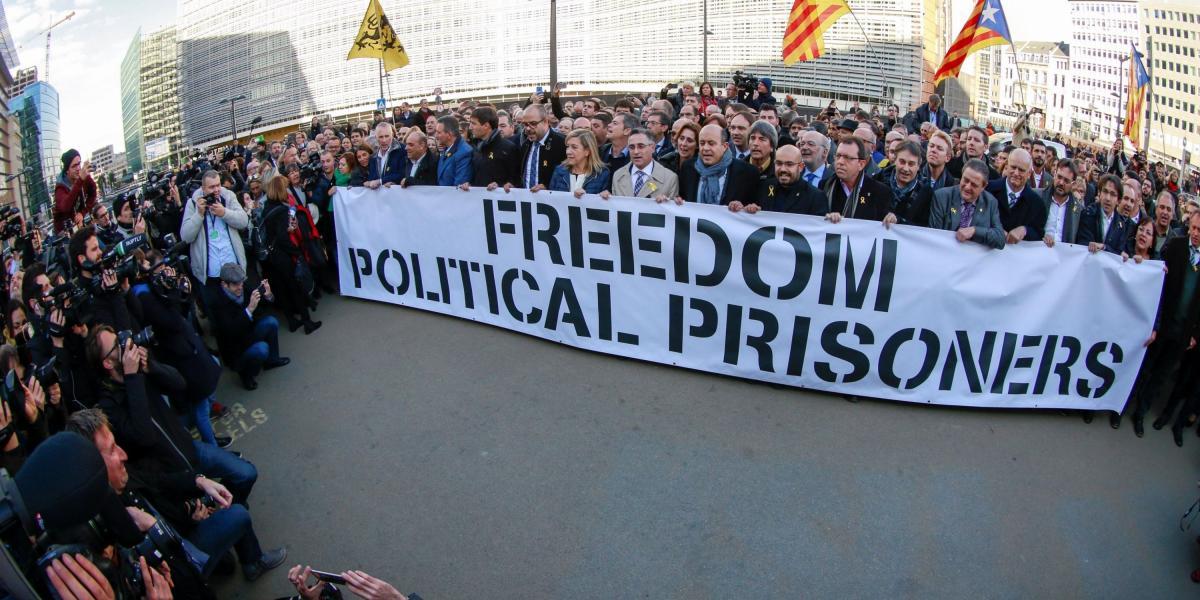 Más de 200 alcaldes catalanes viajaron a la capital belga para mostrar su apoyo al expresidente de Cataluña, Carles Puigdemont ante la sede de la Comisión Europea en Bruselas.