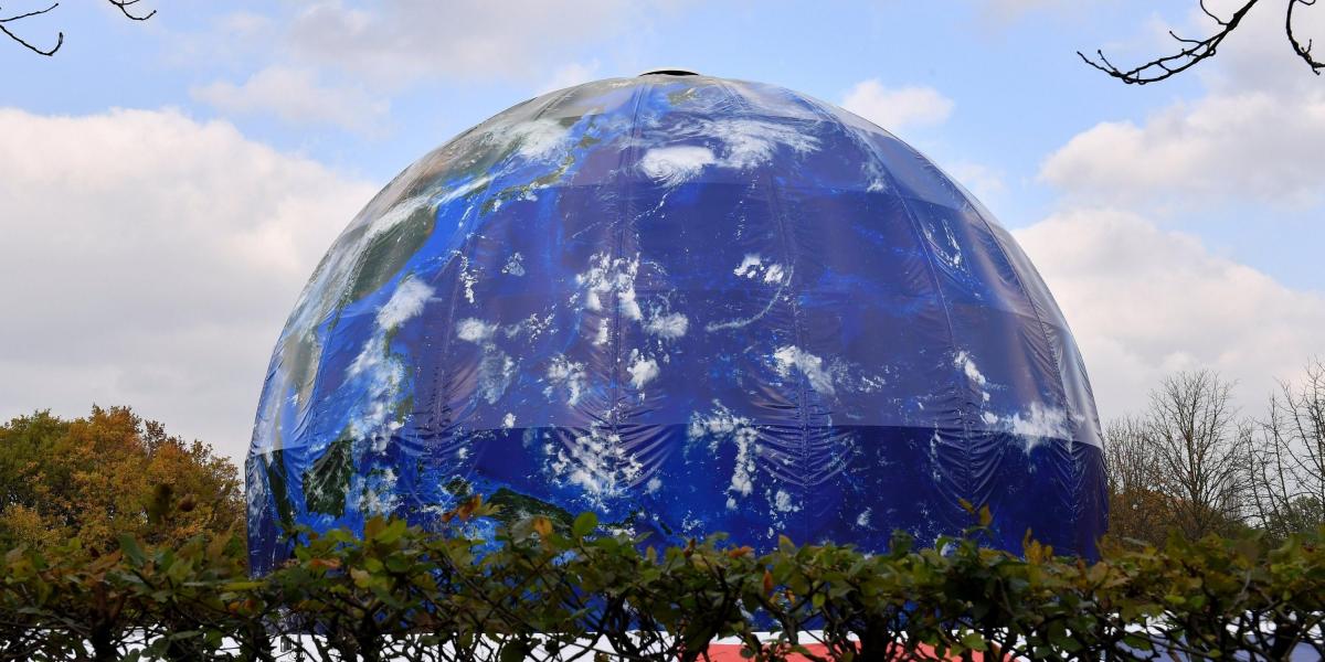 Vista de un globo gigante con forma de la Tierra sobre el lugar que acoge la Cumbre del Clima, la COP 23, en Bonn, Alemania.