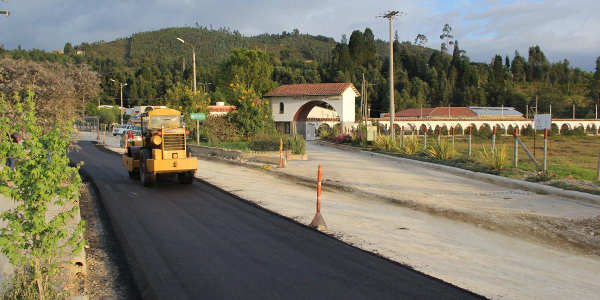 Con el objetivo de mejorar la movilidad y fortalecer el turismo, la administración municipal está realizando obras de mantenimiento y recuperación de la vía Paipa- Pantano de Vargas
