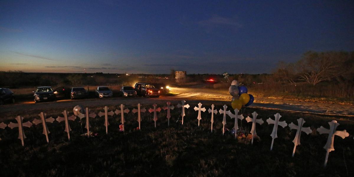 Vista de 26 cruces instaladas en un campo este 6 de noviembre de 2017, en honor de las 26 personas que fallecieron luego de un tiroteo en una iglesia baptista de Sutherland Springs (Texas, EE.UU.)