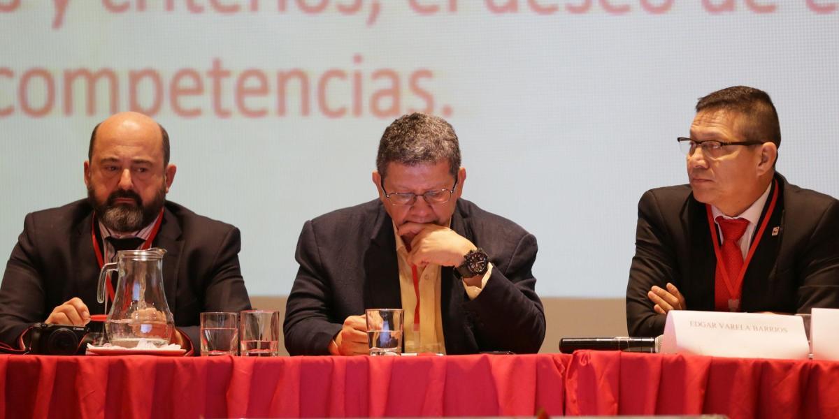 Manuel Torres (izquierda), 'Pablo Catatumbo' (centro) y el rector de la Universidad del Valle, Édgar Varela.