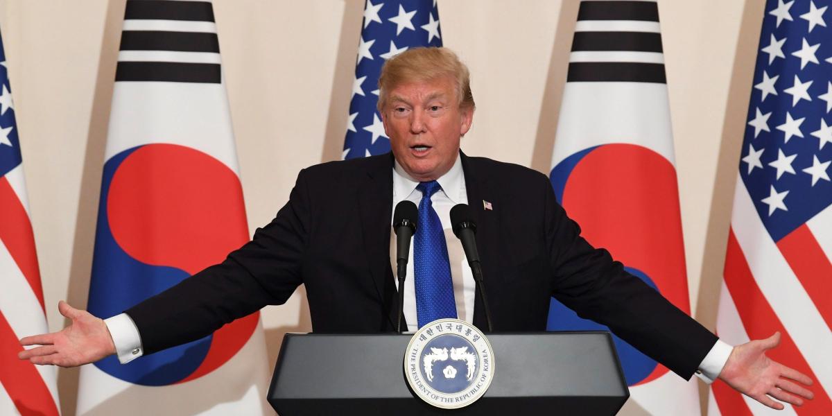 El presidente Donald J. Trump da una rueda de prensa en Seúl (Corea del Sur).