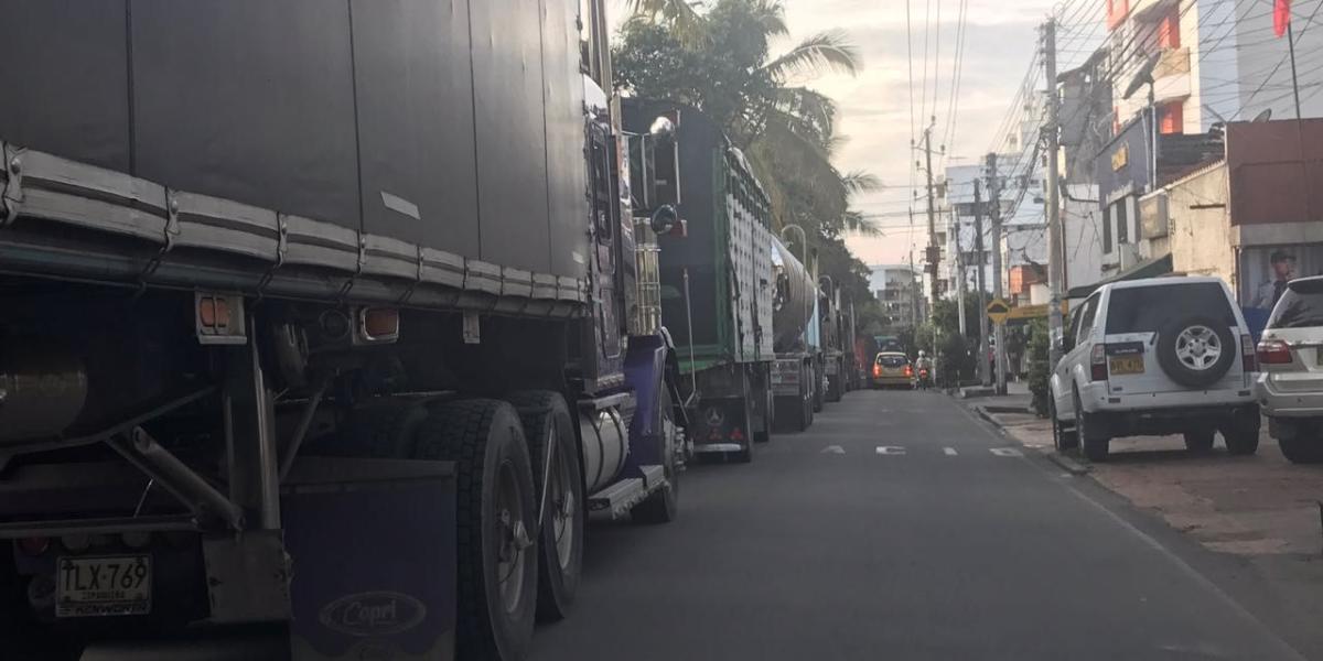 Debido a este cierre en la vía, varios vehículos pesados se encuentran represados en la capital de Santander.