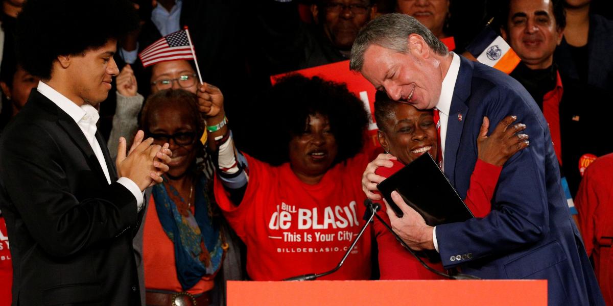 El alcalde de la ciudad de Nueva York, Bill de Blasio, abraza a su esposa, Chirlane McCray tras conocer los resultados electorales.