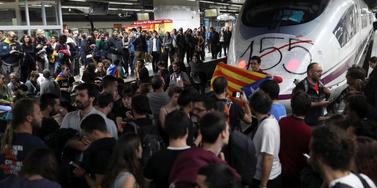 Decenas de manifestantes, la mayoría de ellos estudiantes, han cortado seis vías del AVE de la estación de Sants de Barcelona, en el marco de las protestas con motivo de la huelga general convocada en Cataluña.