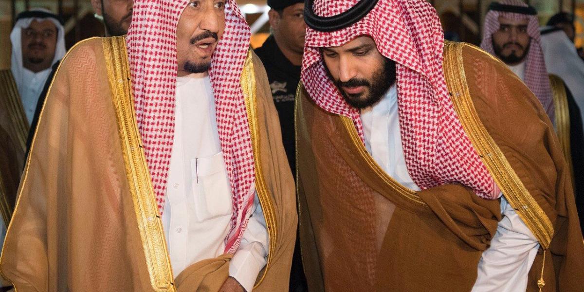 Abdulaziz al Saud (izq), rey de Arabia Saudí, y su hijo el príncipe Mohammed bin Salman (der).