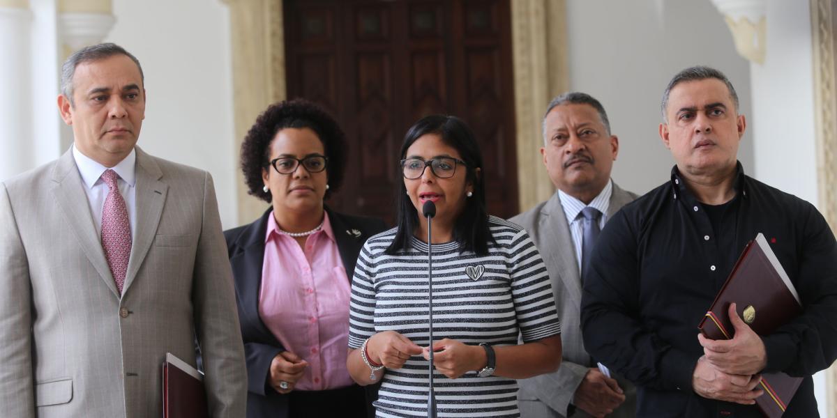 la presidenta de la Asamblea Nacional Constituyente, Delcy Rodríguez (c); al fiscal general, Tarek Saab (d) y al presidente del Tribunal Supremo de Justicia, Maikel Moreno