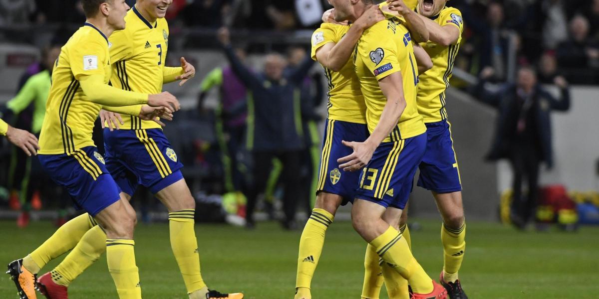 Los jugadores de Suecia celebran el gol.