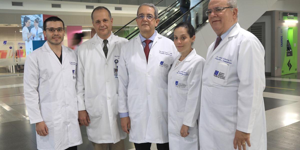 Grupo de investigadores del Centro Médico Imbanaco que fueron reconocidos por investigación.
