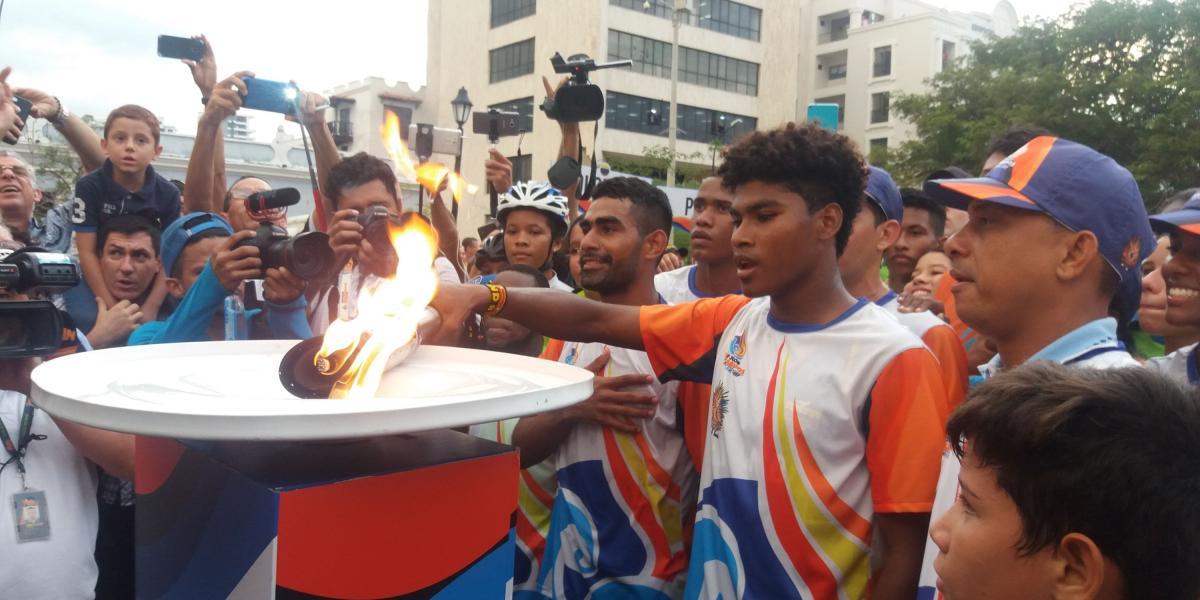 El atleta Arnovis Dalmero fue el encargado de encender el pebetero que arderá en el Parque de Bolívar hasta el final de los Juegos Bolivarianos en Santa Marta.