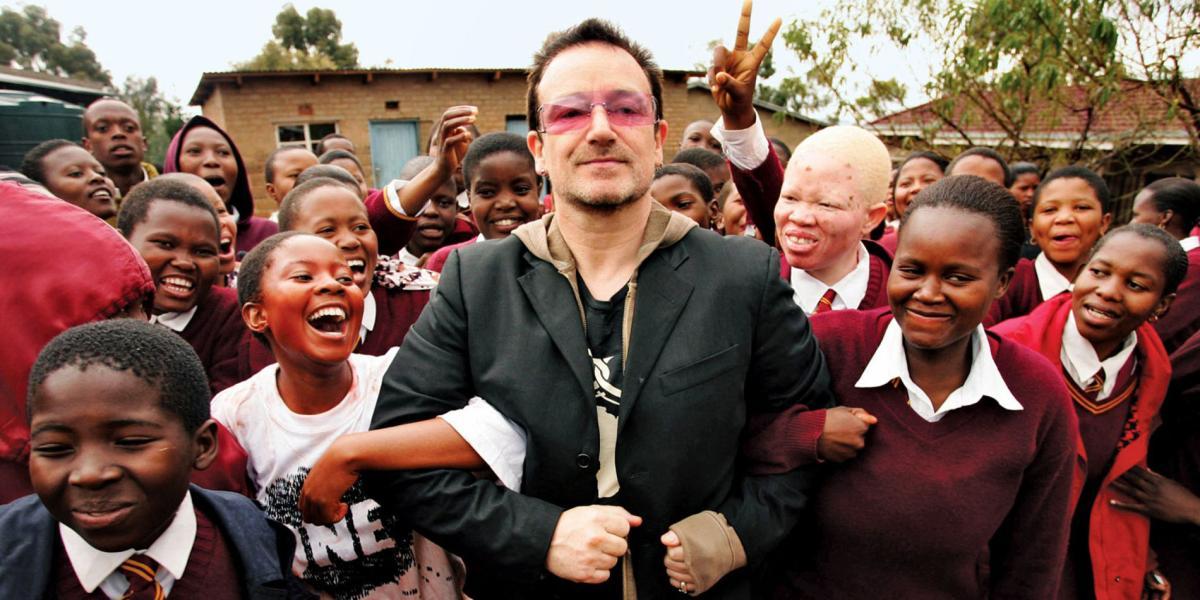 Bono y su banda fundaron la organización ONE Campaign para luchar contra la pobreza extrema en todo el mundo. Aquí, en África.