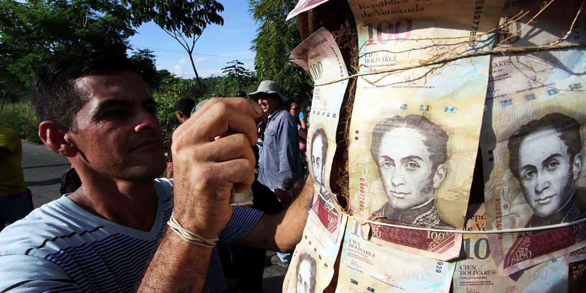 Debido a la alta inflación, billetes como el de 100 bolívares ya casi no sirven para comprar ningún producto.