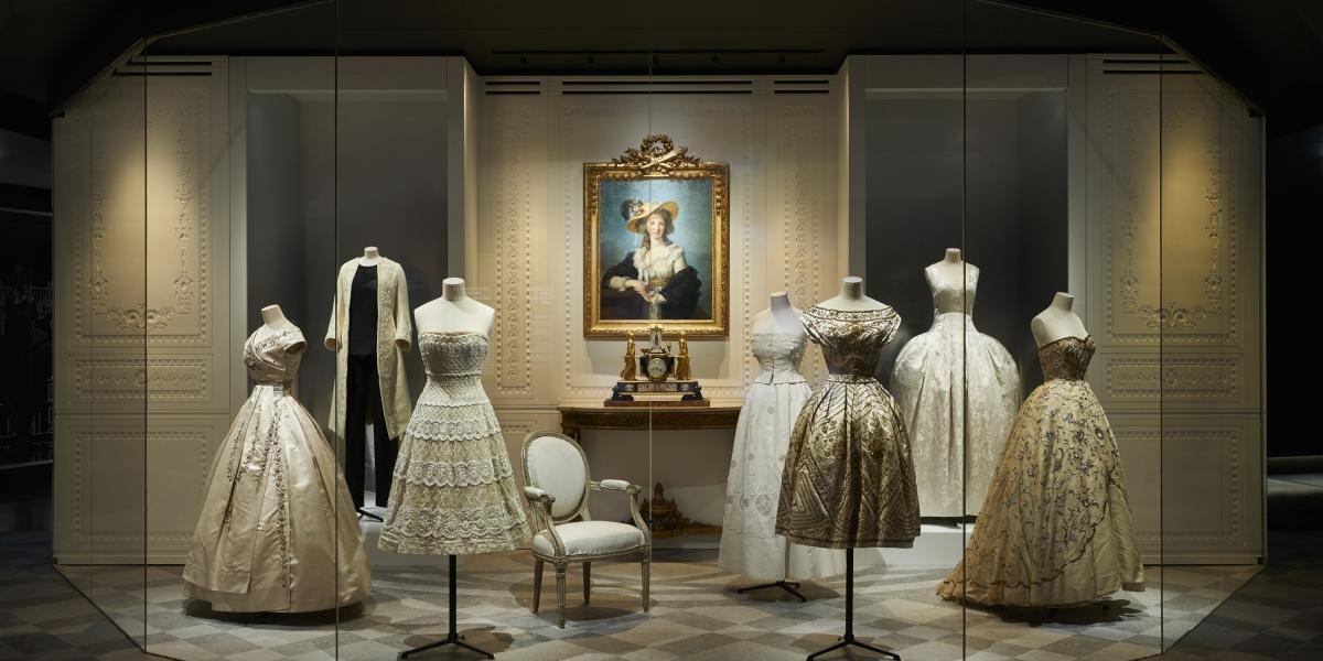 La retrospectiva se llama 'Dior, un costurero de ensueño' y se realiza en el Museo de Artes Decorativas. Tiene más de trescientos vestidos de alta costura y cientos de accesorios en tres mil metros cuadrados.