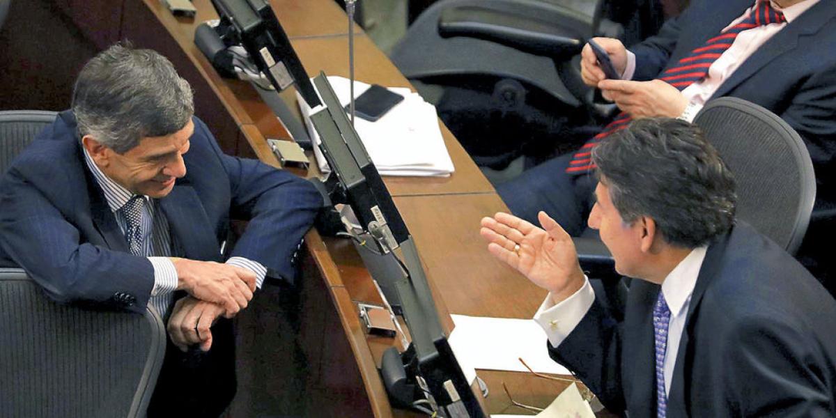 El alto consejero para el Posconflicto, Rafael Pardo (izq.) y el fiscal general, Néstor Humberto Martínez.
