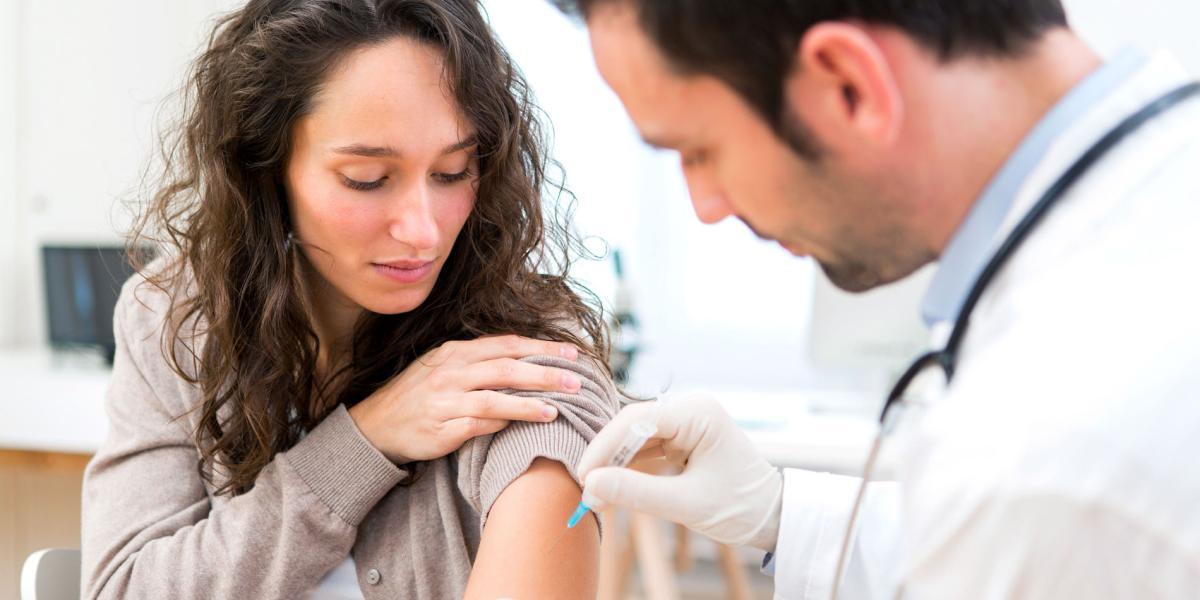 Los médicos dicen que es importante que los adultos se vacunen para cuidarse a sí mismos y para proteger a sus seres queridos.
