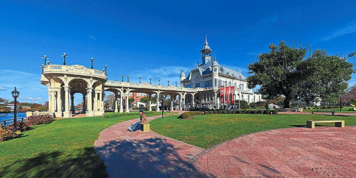 Vista de la sede del Museo de Arte, en Tigre, provincia de Buenos Aires, de estilo europeo, inaugurado en 1890 como club que incluía un casino.