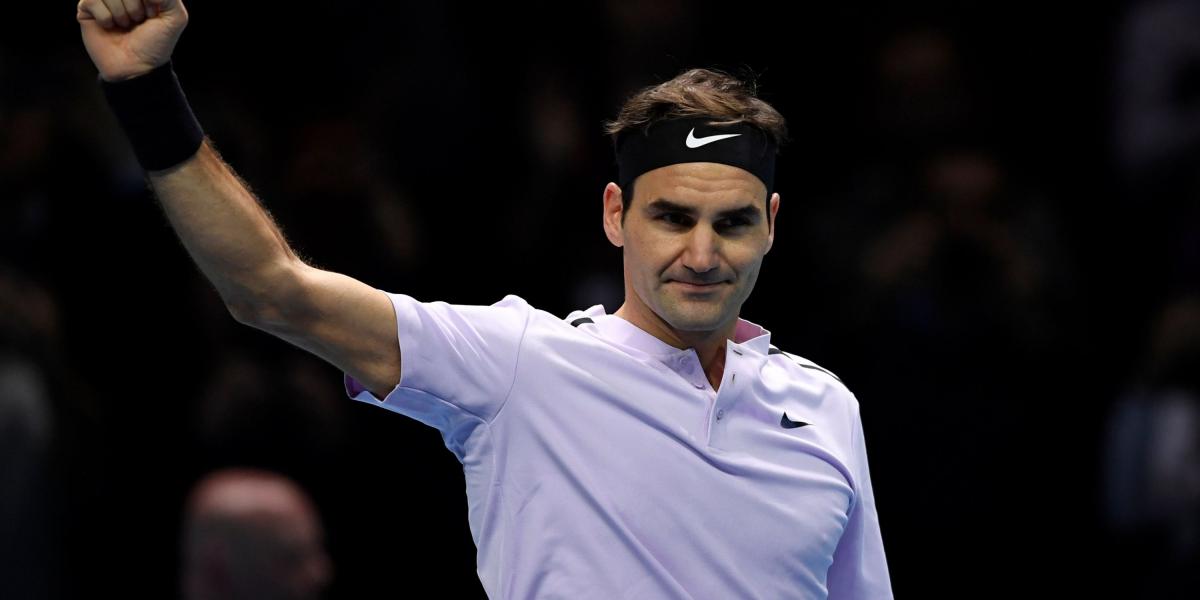 Roger Federer comenzó con una victoria en el Másters de Maestros de Londres.