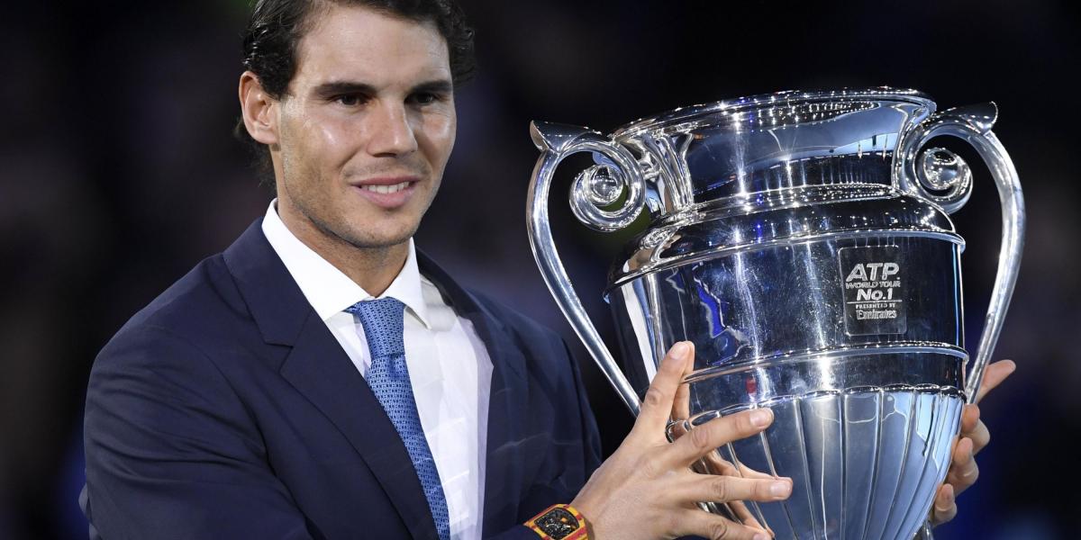 El español Rafael Nadal recibió este domingo el trofeo que le acredita como número uno al final de la temporada