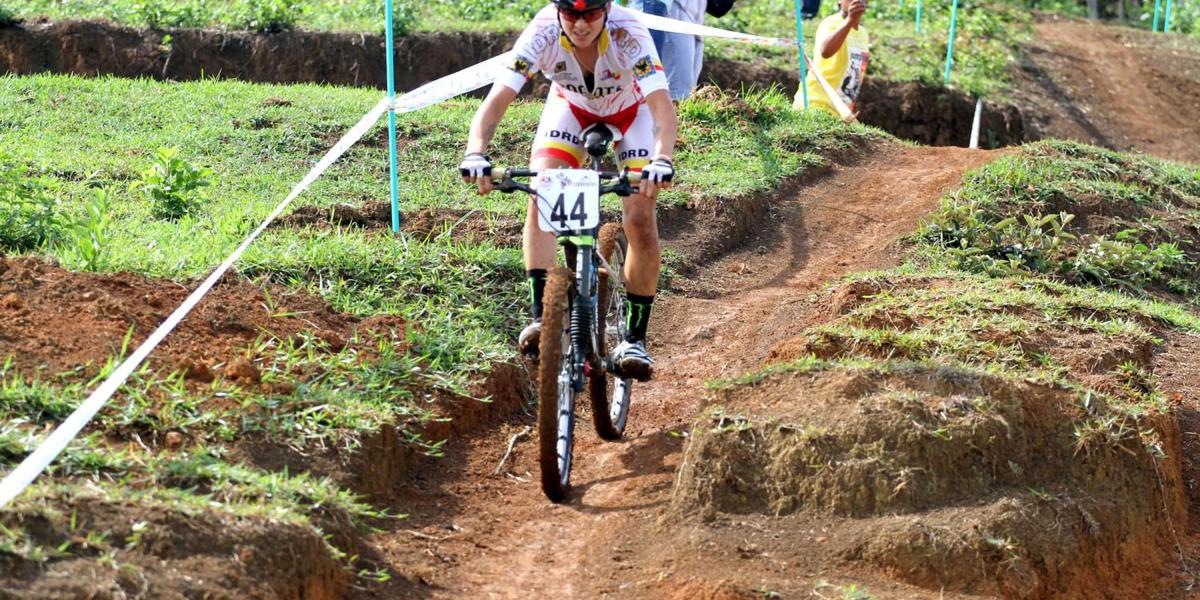 Laura Valentina Abril, medalla de oro en ciclomontañismo.