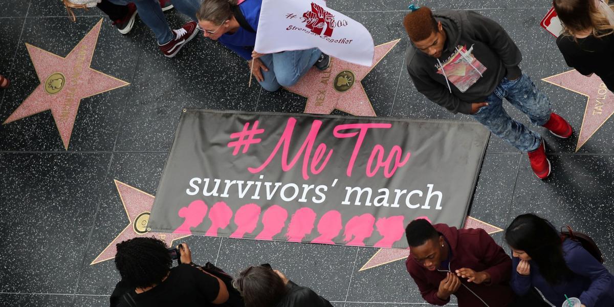 Las mujeres participan en una marcha de protesta #MeToo para los sobrevivientes de agresión sexual y sus partidarios en Hollywood, Los Ángeles, California, EE. UU.
