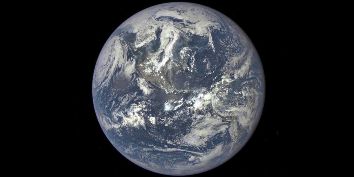 La Tierra posee varias capas, incluyendo la atmósfera, cuya composición es oxígeno, nitrógeno, argón y dióxido de carbono, principalmente.