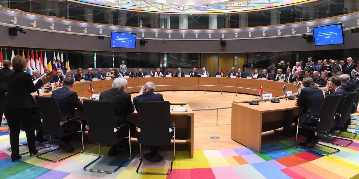 Los ministros de Exteriores y de Defensa de 23 países de UE firmaron el incremento de la colaboración en Defensa.