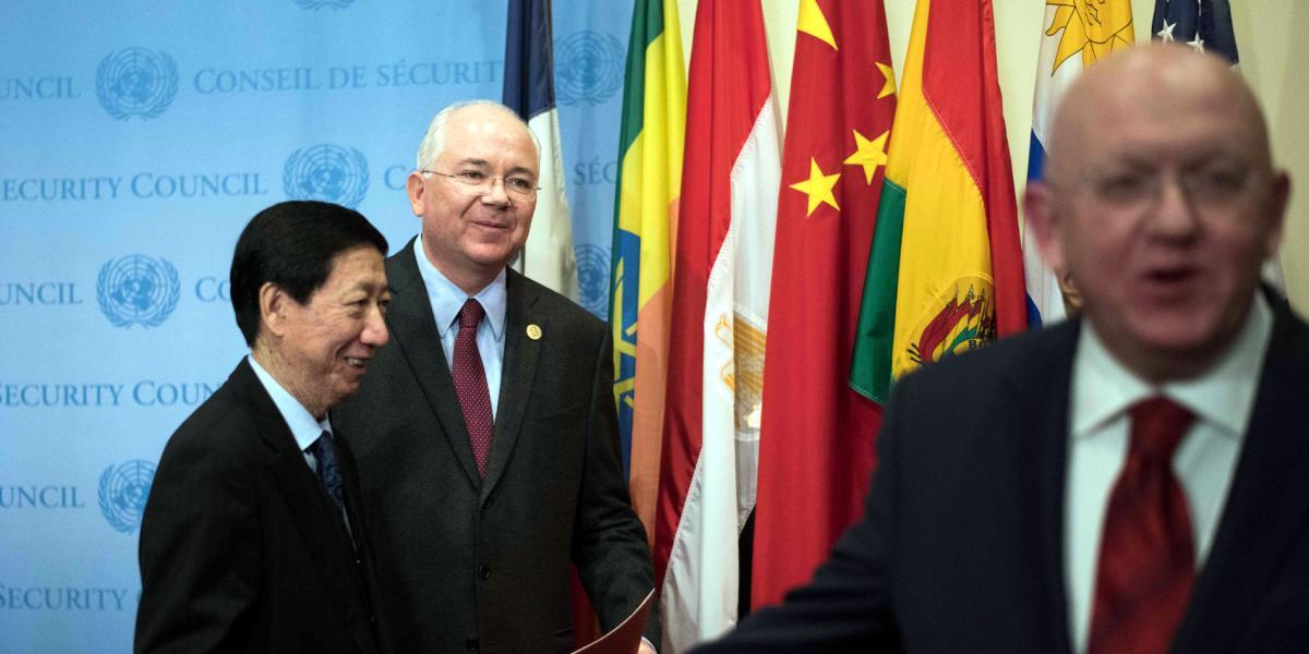 Rafael Ramírez (centro), embajador venezolano en la ONU, y sus colegas chino (izq.) y ruso (der.) se salieron antes de la sesión del Consejo de Seguridad por la crisis venezolana.