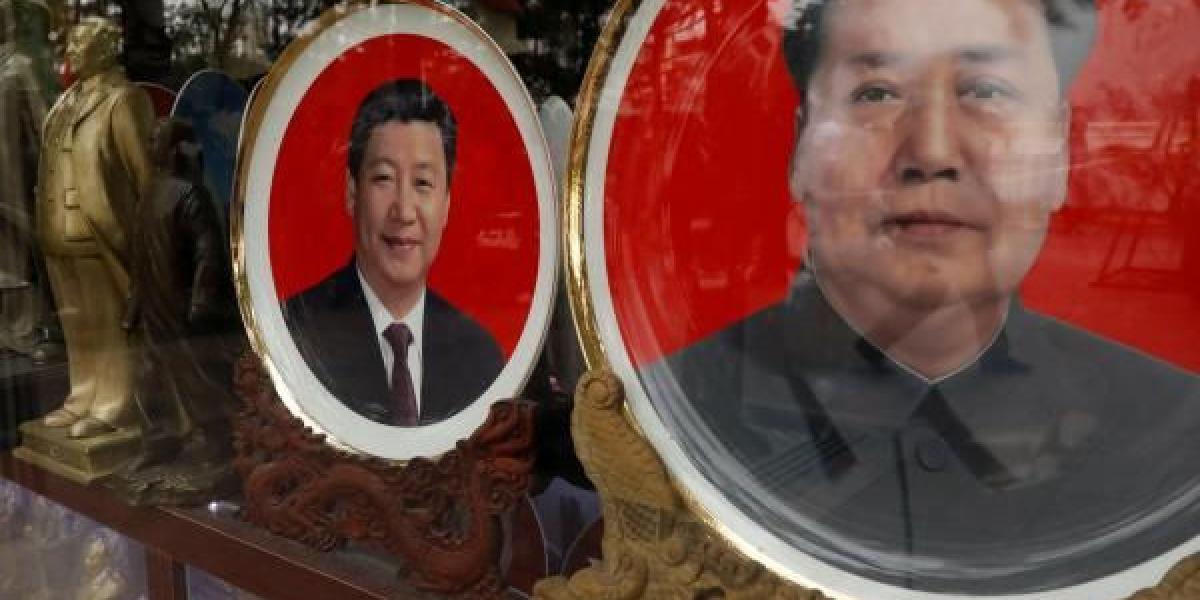 Platos decorativos con el rostro del exdirigente del Partido comunista de China, Mao Zedoing y el actual presidente de la República Popular de China, Xi Jinping.
