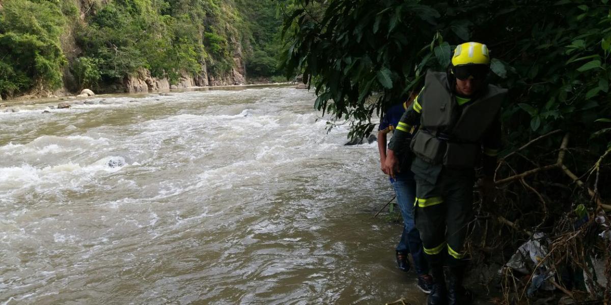 Los organismos de socorro adelantan la búsqueda de un niño de cinco años que desapareció desde el pasado domingo en las aguas del río Suratá, en Santander.