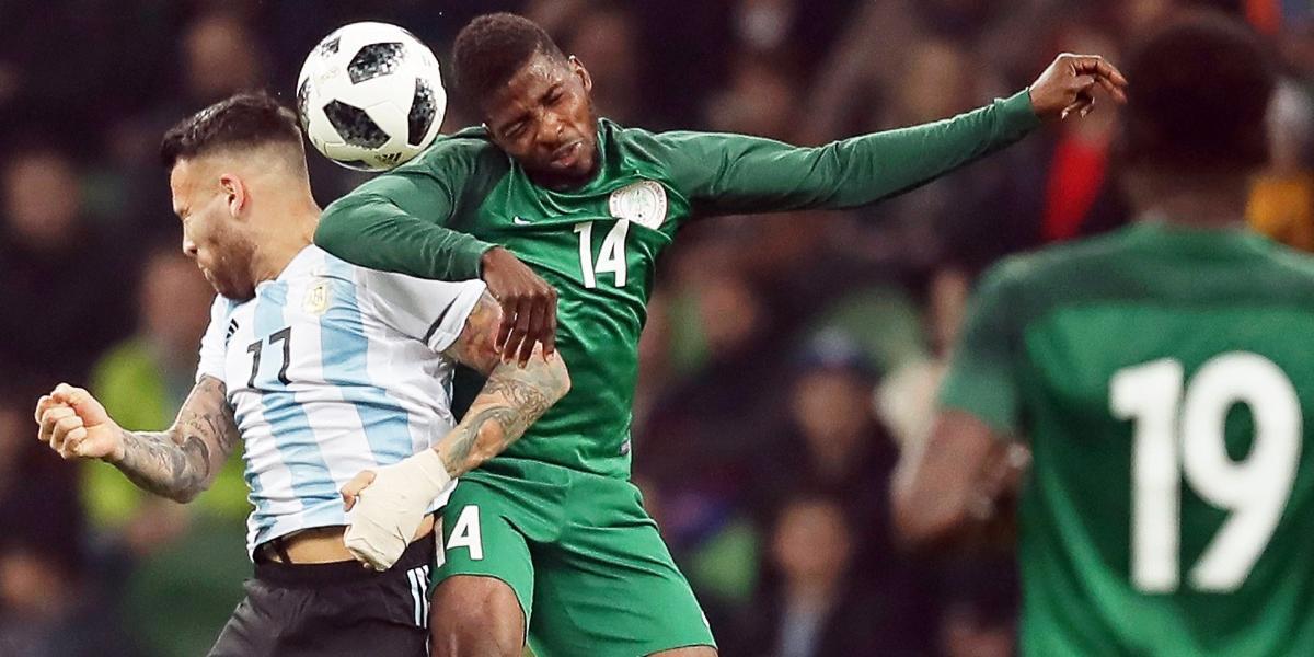 Nicolás Otamendi (izq.) disputa el balón contra el nigeriano Kelechi Iheanacho (cen.), durante el amistoso disputado entre ambas selecciones en Krasnodar (Rusia). Los africanos ganaron 4-2.