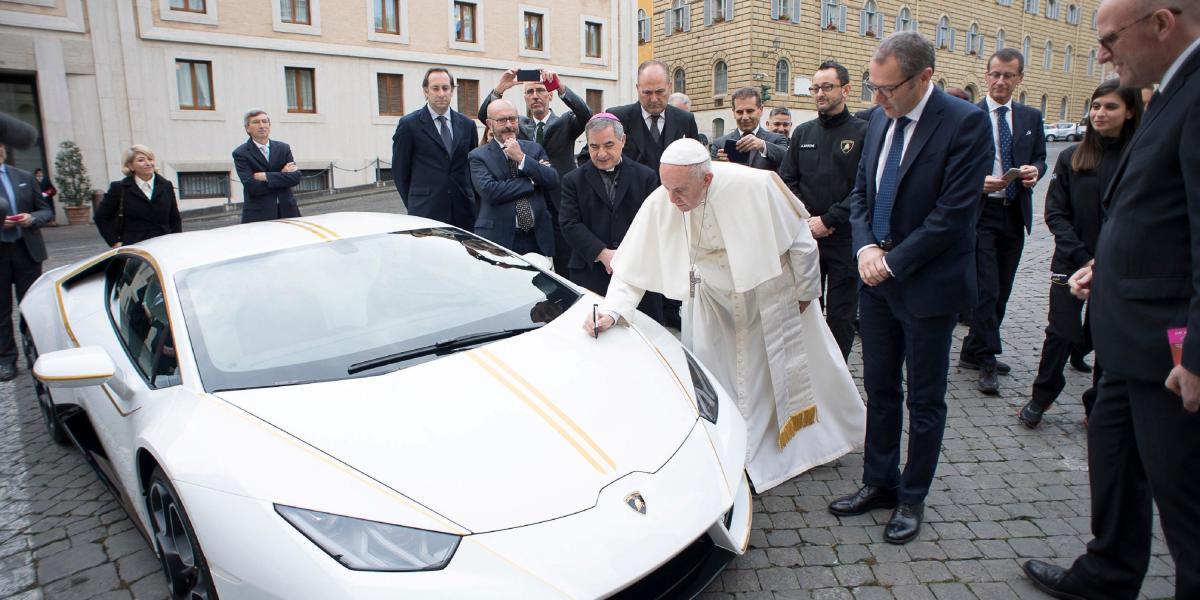 El papa Francisco firma el Lamborghini Huracán que le regalaron  hoy, miércoles 15 de noviembre, antes de una audiencia general en la Plaza de San Pedro.
