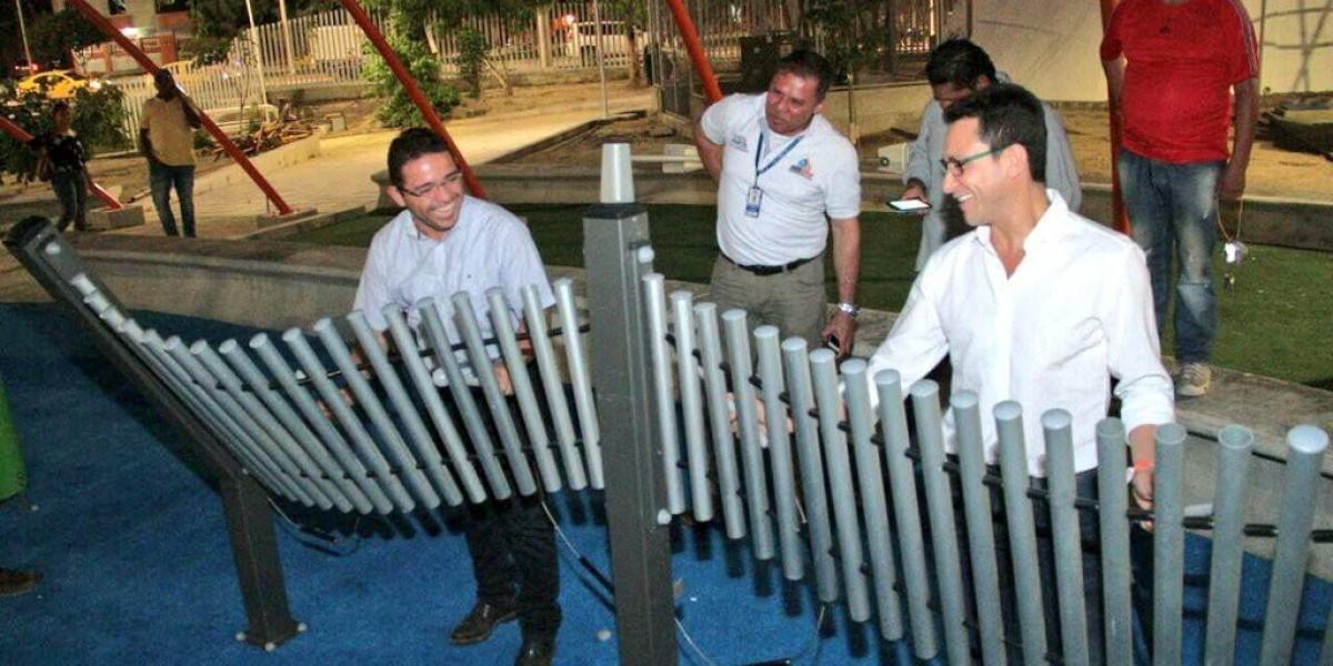 El excalcalde Carlos Caicedo y el alcalde Rafael Martínez visitando las obras de un parque el 21 de julio.