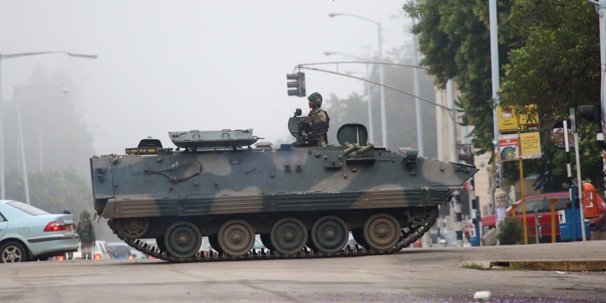 Las Fuerzas Armadas de Zimbabue asumieron el control del país y el presidente Mugabe se declaró bajo arresto domiciliario. foto: Philimon Bulawayo.