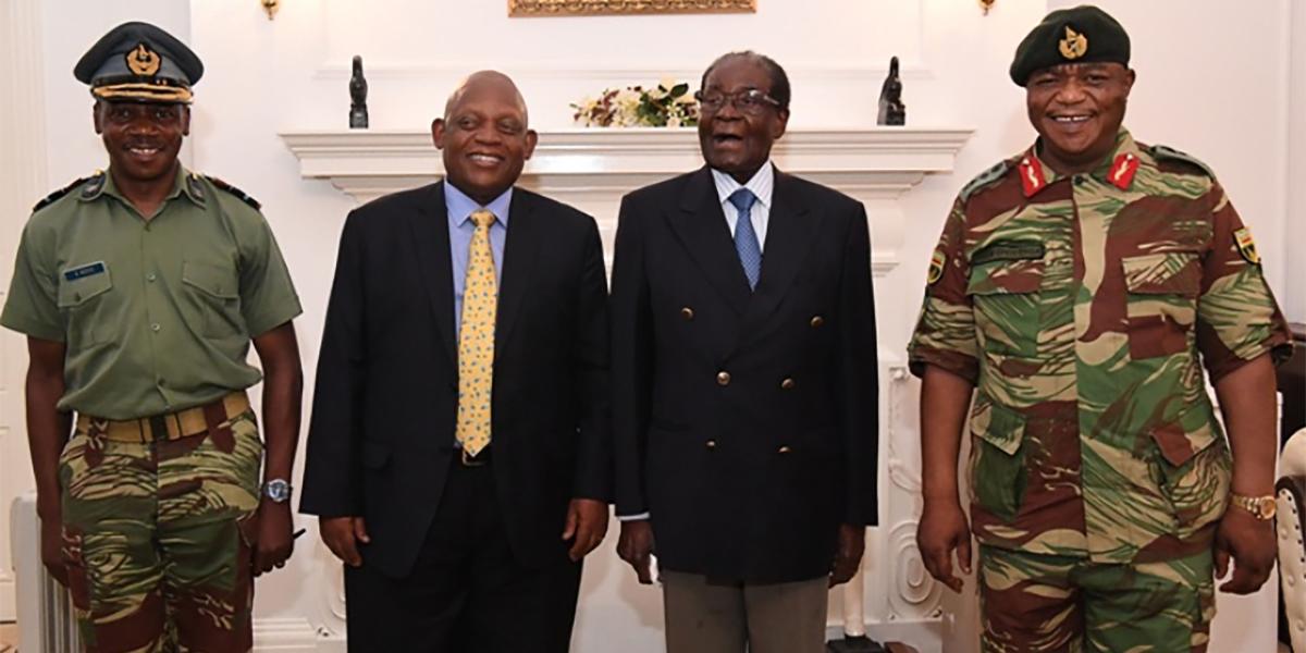 El presidente Mugabe (cen., corbata azul) y el jefe del Ejército, Constantine Chiwenga (der.), junto a mediadores de Suráfrica.
