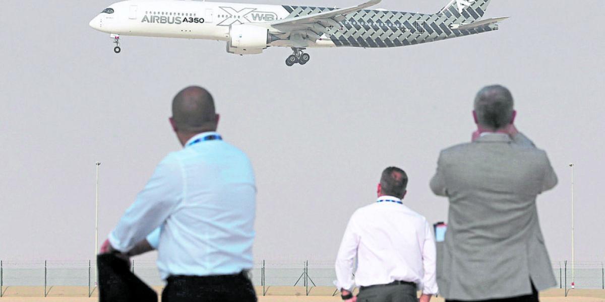 El Airbus A350 realizó una exhibición en el Dubai Airshow del 2017.