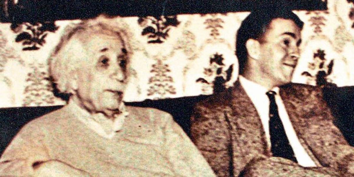Albert Einstein y Mario Laserna en la U. de Princeton, EE. UU., el 12 de agosto de 1947.