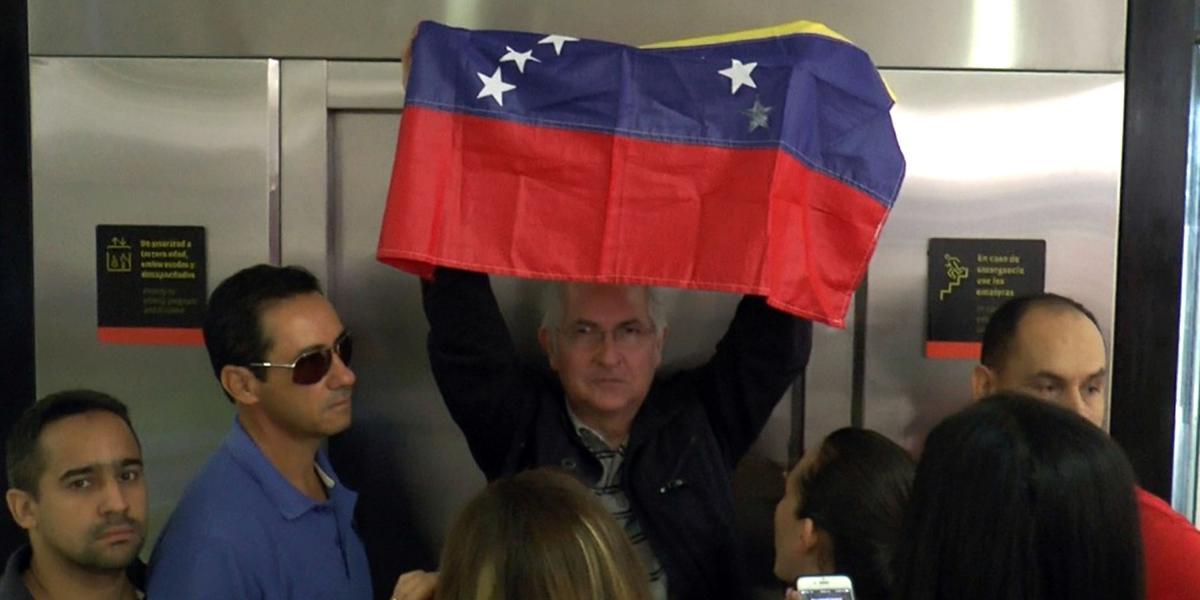 Antonio Ledezma sostiene una bandera de Venezuela, tras llegar a Cúcuta.
