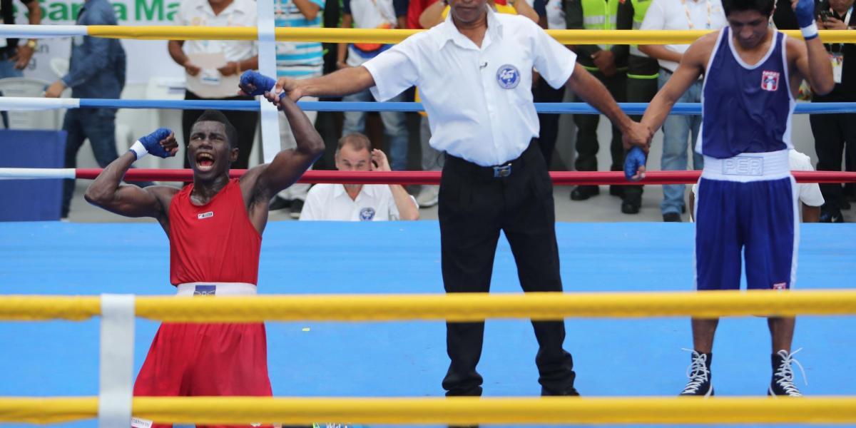 El colombiano Yuberjen Martínez celebra el oro en los Bolivarianos, al vencer al peruano Isaac Herrera en la final de la competencia de boxeo 49 kg.