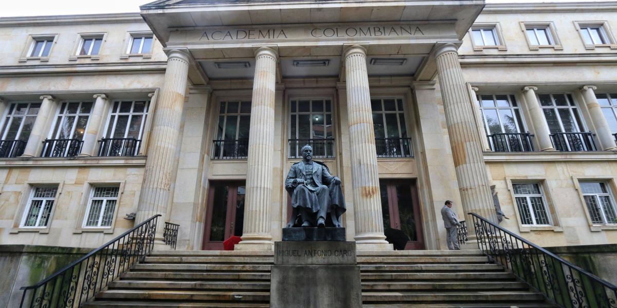 La imponente fachada de la Academia, con la estatua de Miguel Antonio Caro.