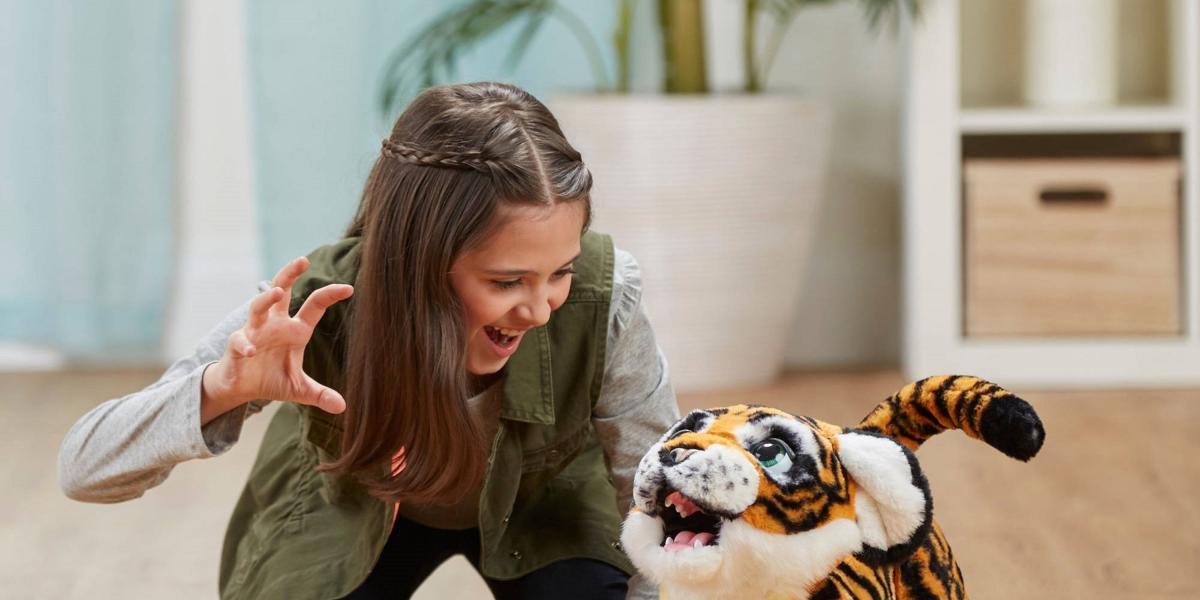 Roarin’ Tyler, tigre juguetón de peluche:este juguete interactivo hace más de 100 sonidos y responde a la voz de los niños con movimientos muy reales y un tierno rugido. Cuesta cerca de 100 dólares (unos 300.000 pesos).